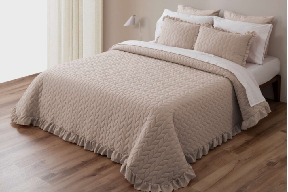 Colcha beige con volante LAVANDA Espiga de Mila Rosa ()