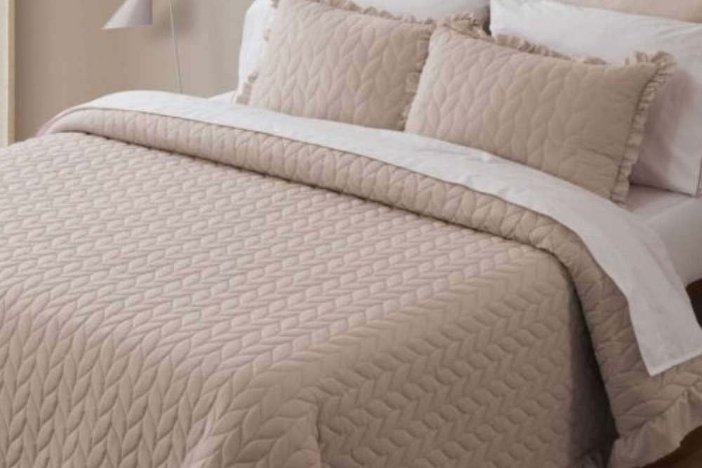 Colcha beige con volante LAVANDA Espiga de Mila Rosa (1)