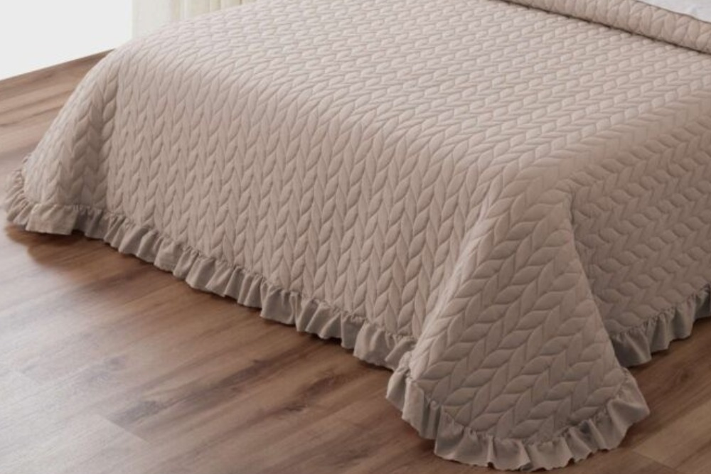 Colcha beige con volante LAVANDA Espiga de Mila Rosa (2)