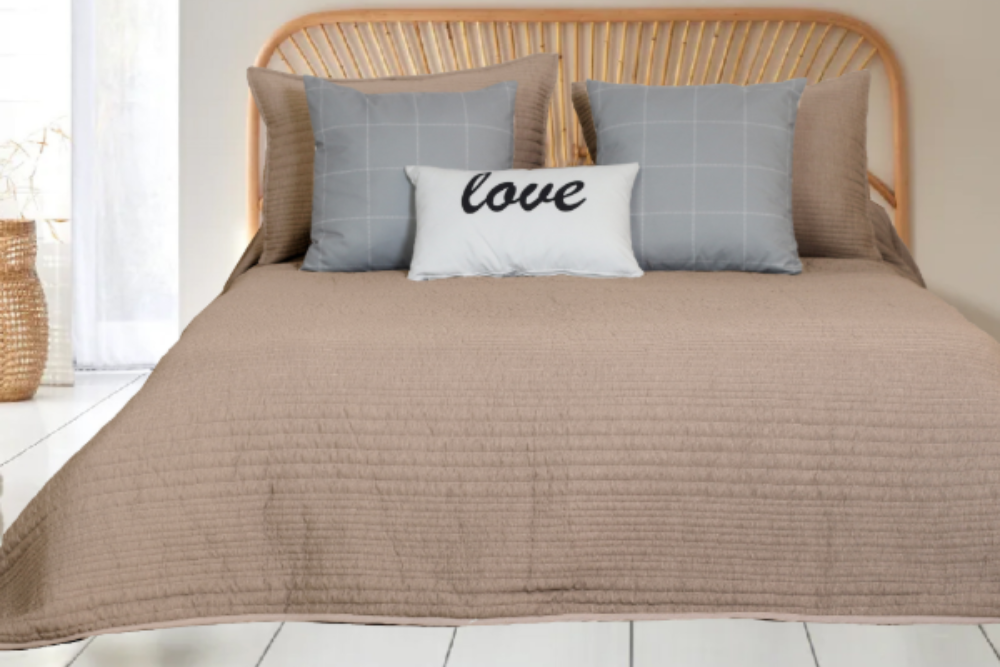 Colcha bouti color taupe tacto SOFT modelo  NOAH Secaneta ()