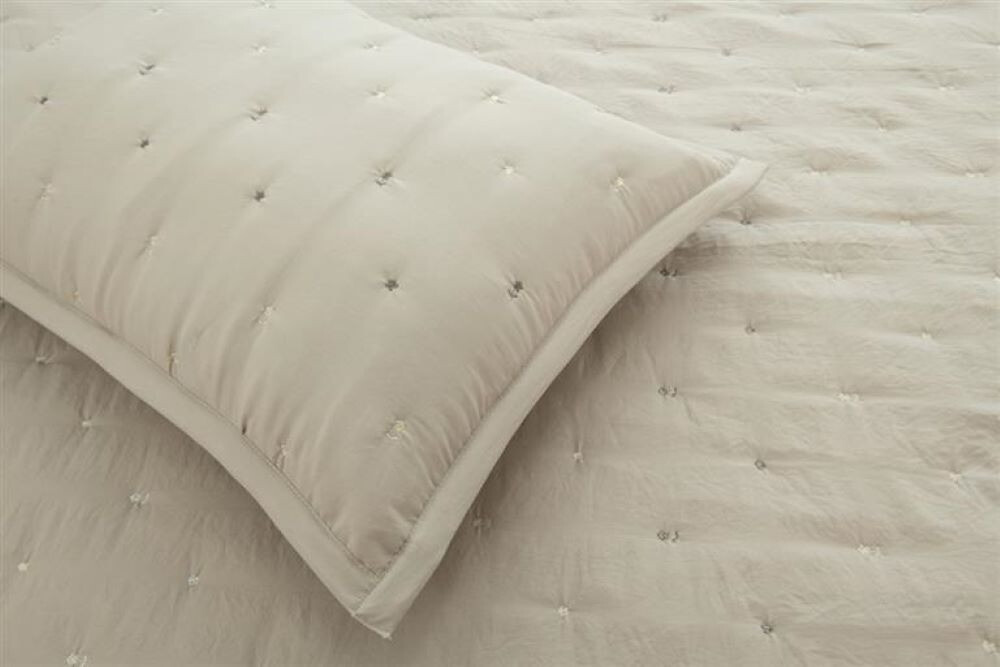 Colcha CLARA VIDAL modelo Antilla en color beige (4)