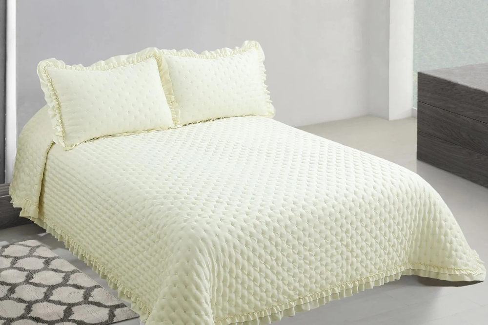 Colcha crema con Volante CAPRI ()