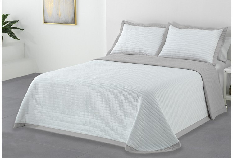 Colcha gris bordada marca  Palma DOLZ ()
