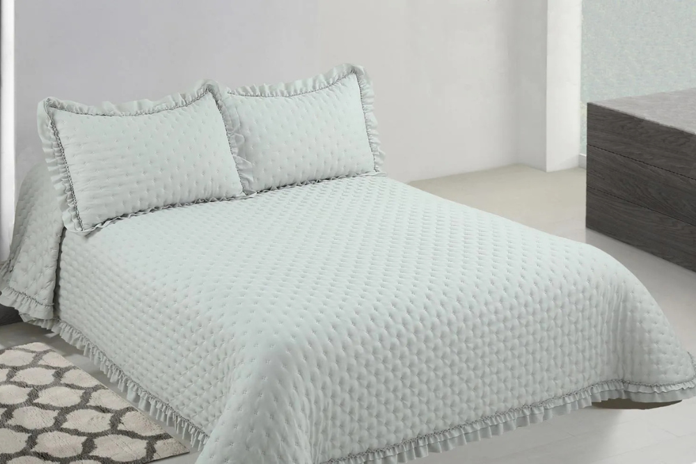 Colcha gris con Volante CAPRI ()