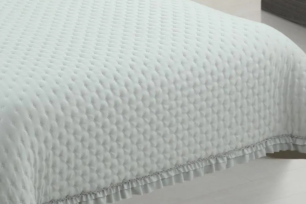 Colcha gris con Volante CAPRI (1)