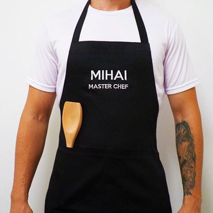 Delantal personalizado bordado para cocina solo en nuestra tienda online MrRegalos.ES