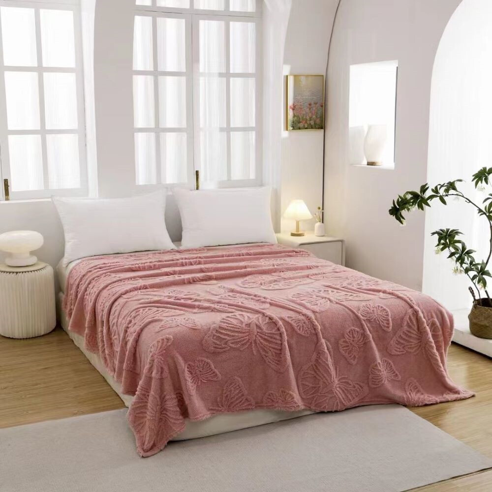 Manta de sedalina mariposa en relieve color rosa ()