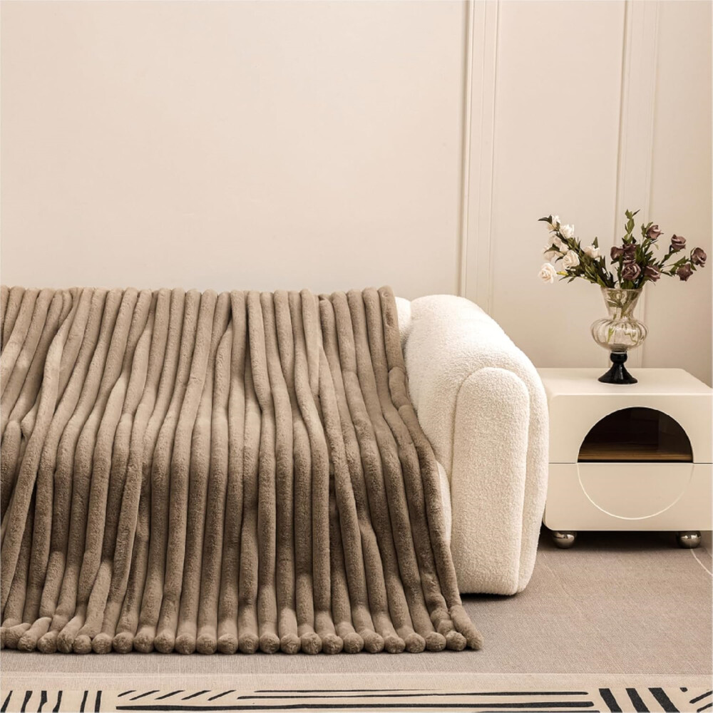 Manta Plaid Victorio & Lucchino Imitación Piel De Conejo Canalé con Reverso Sedalina color moka ()