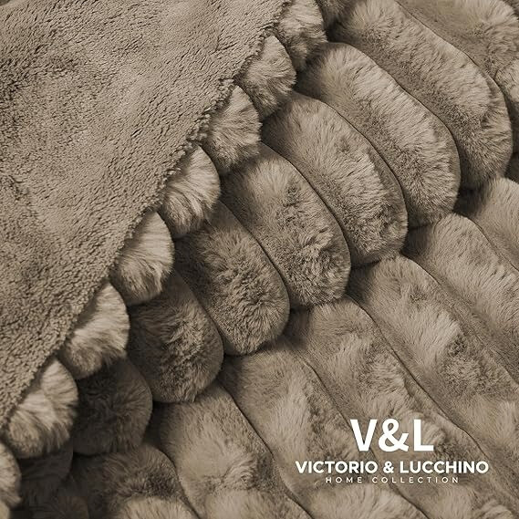 Manta Plaid Victorio & Lucchino Imitación Piel De Conejo Canalé con Reverso Sedalina color moka (2)