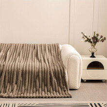 Manta Plaid Victorio & Lucchino Imitación Piel De Conejo Canalé con Reverso Sedalina color moka